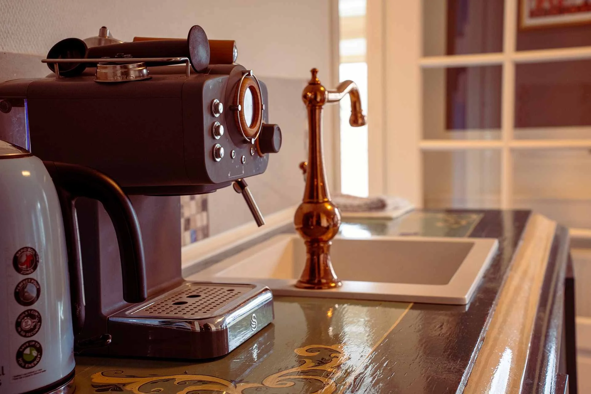 Kobber armatur detalje, sort espressomaskine, kaffemaskine, vintage køkken, messingfarvede accenter