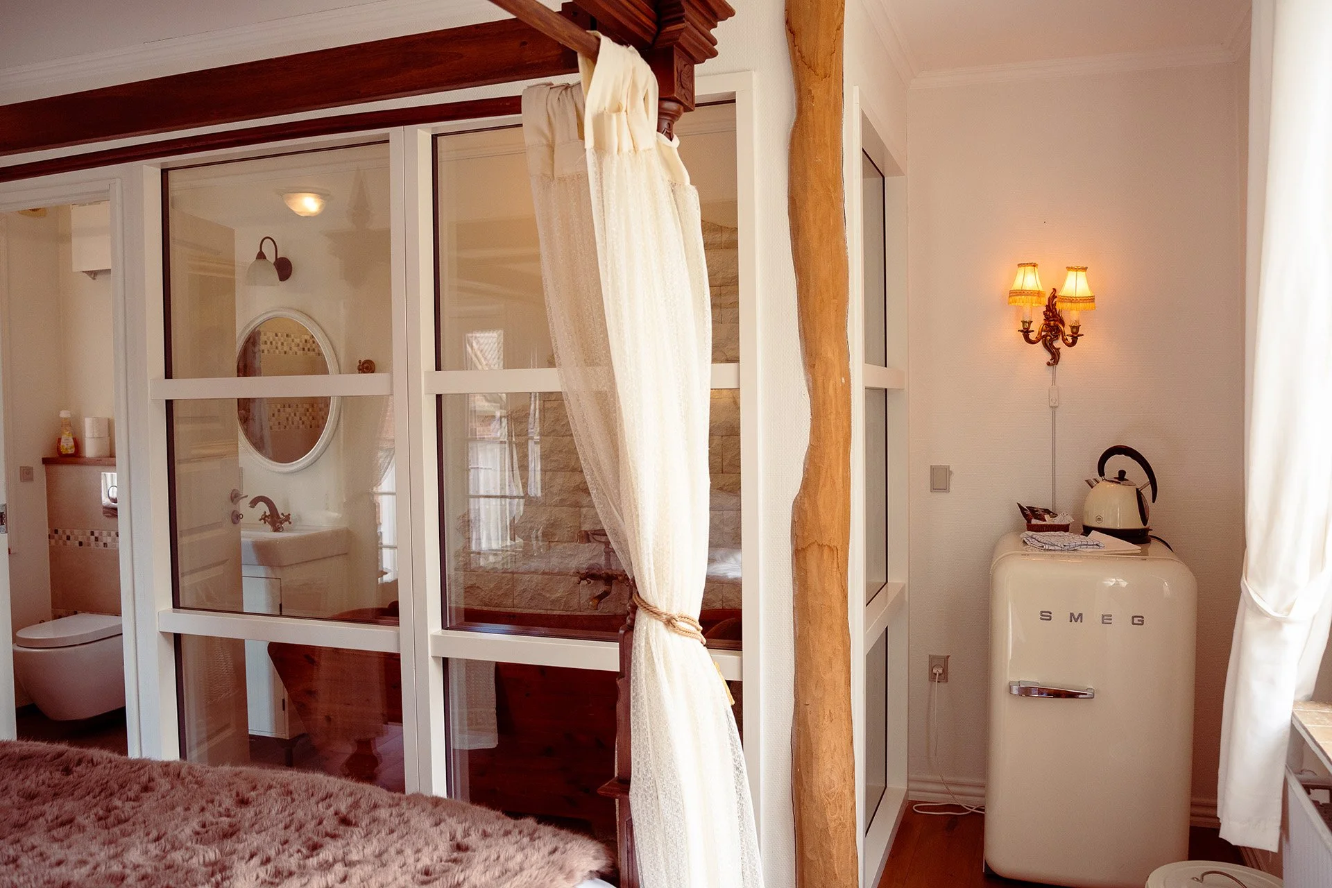 Glasdøre badeværelse træbadekar fra soveværelse