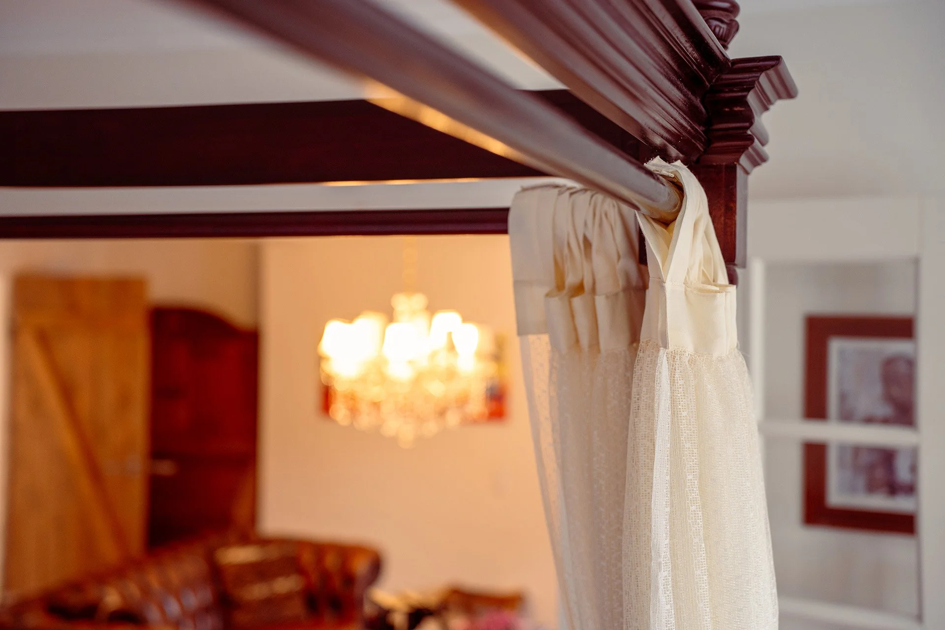Himmelseng hvide gardiner lysekrone på væg