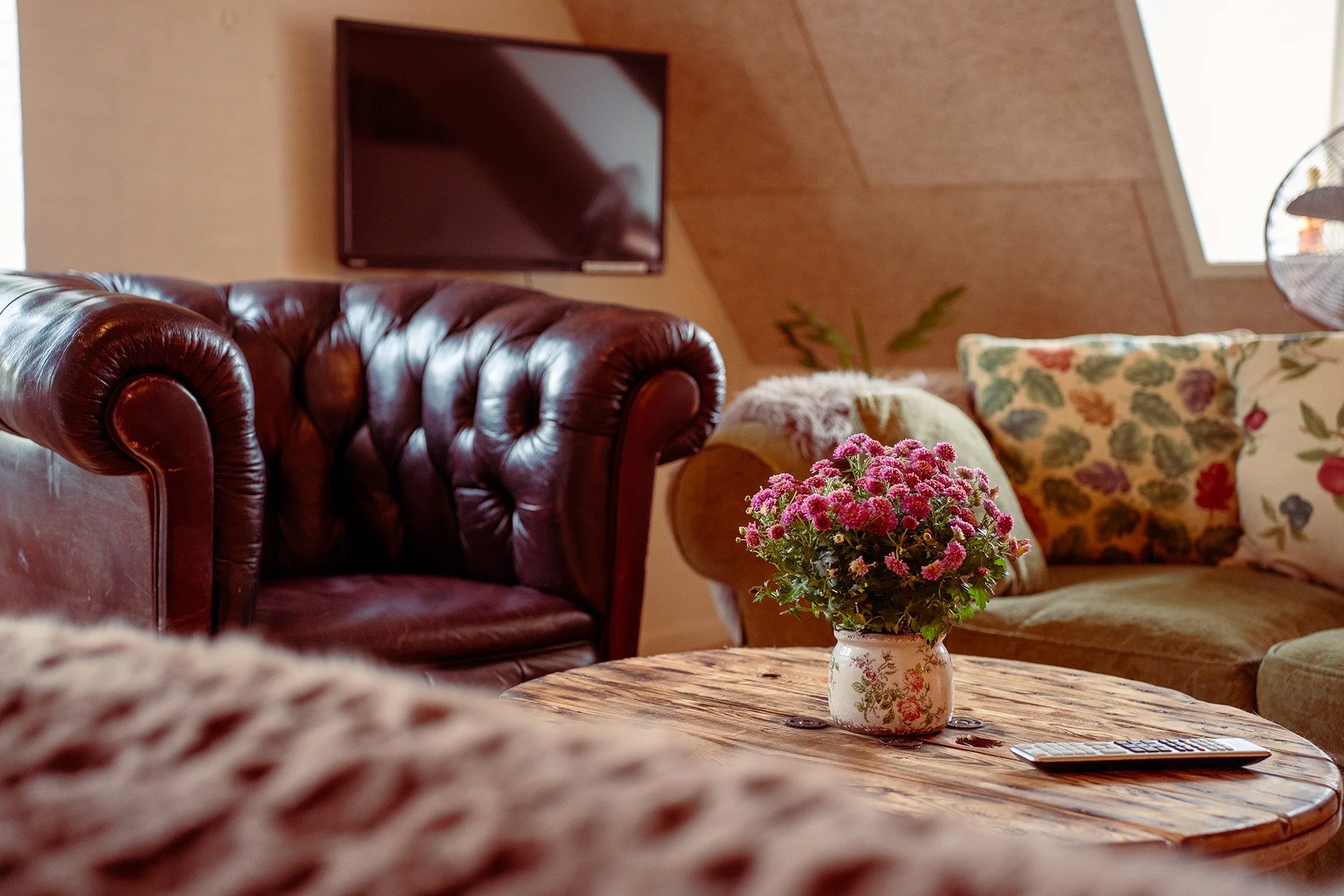 Chesterfield lænestol, blomster, pelstæppe detalje