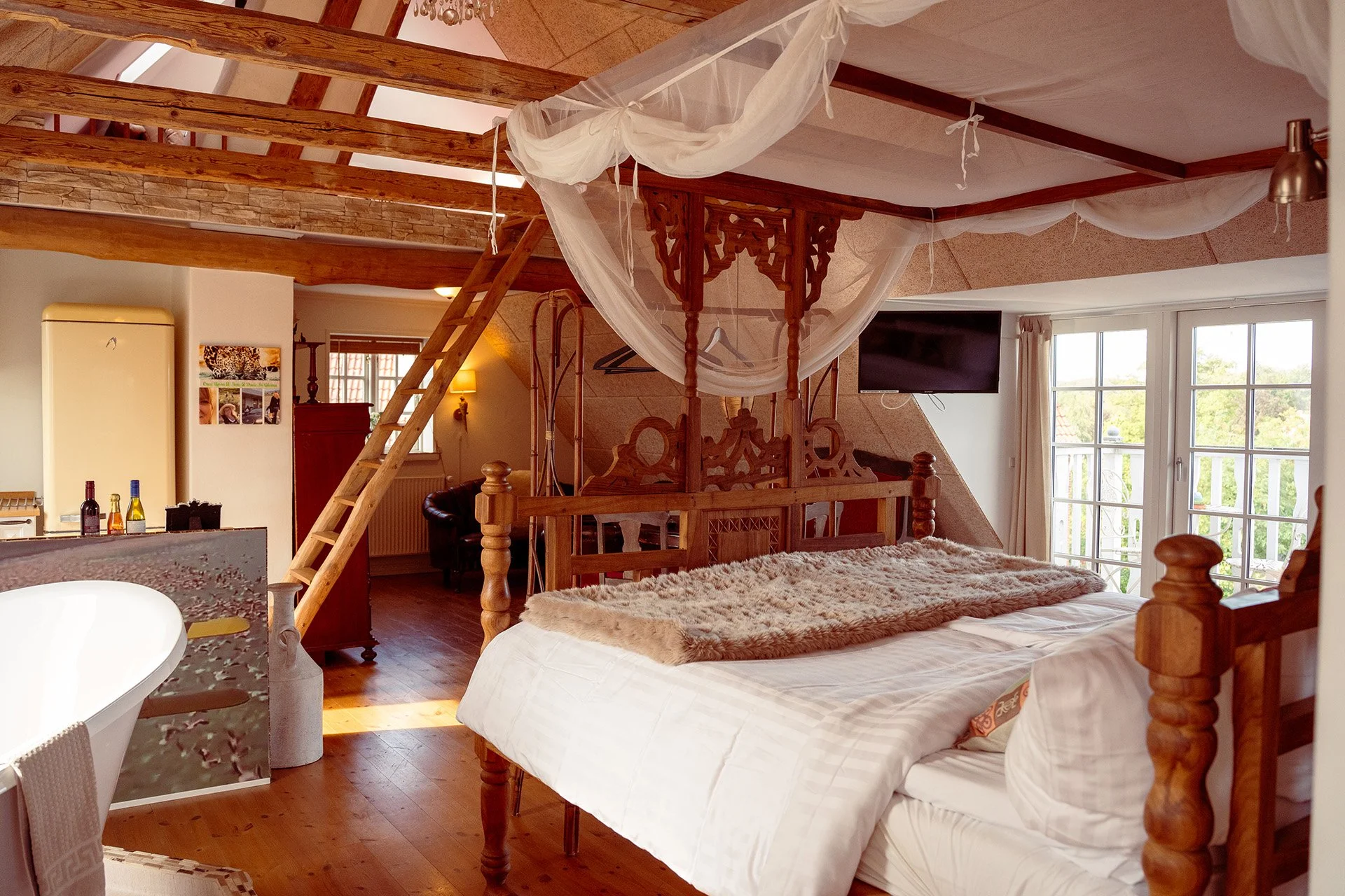 Karen Blixen Penthouse, himmelseng med baldakin, fritstående badekar, loftsstige, åbne bjælker