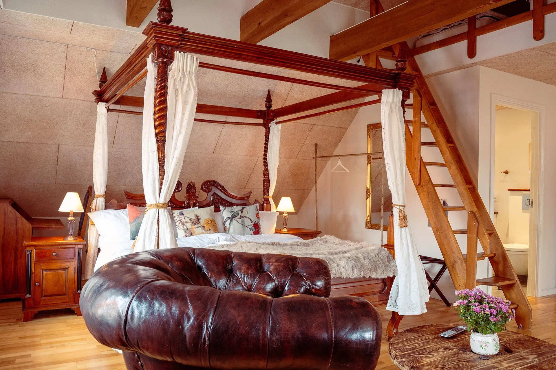 Provence Suite, himmelseng, Chesterfield sofa, loftsstige