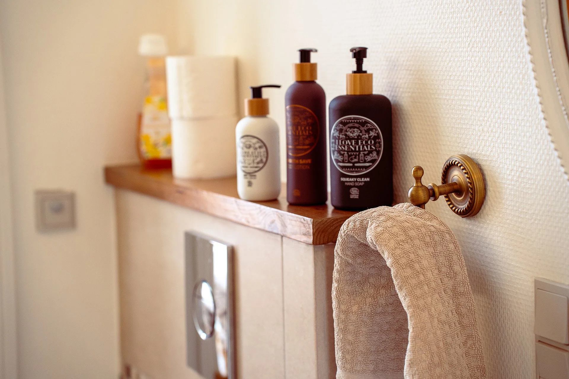 Badeværelse hylde toiletartikler naturlige produkter