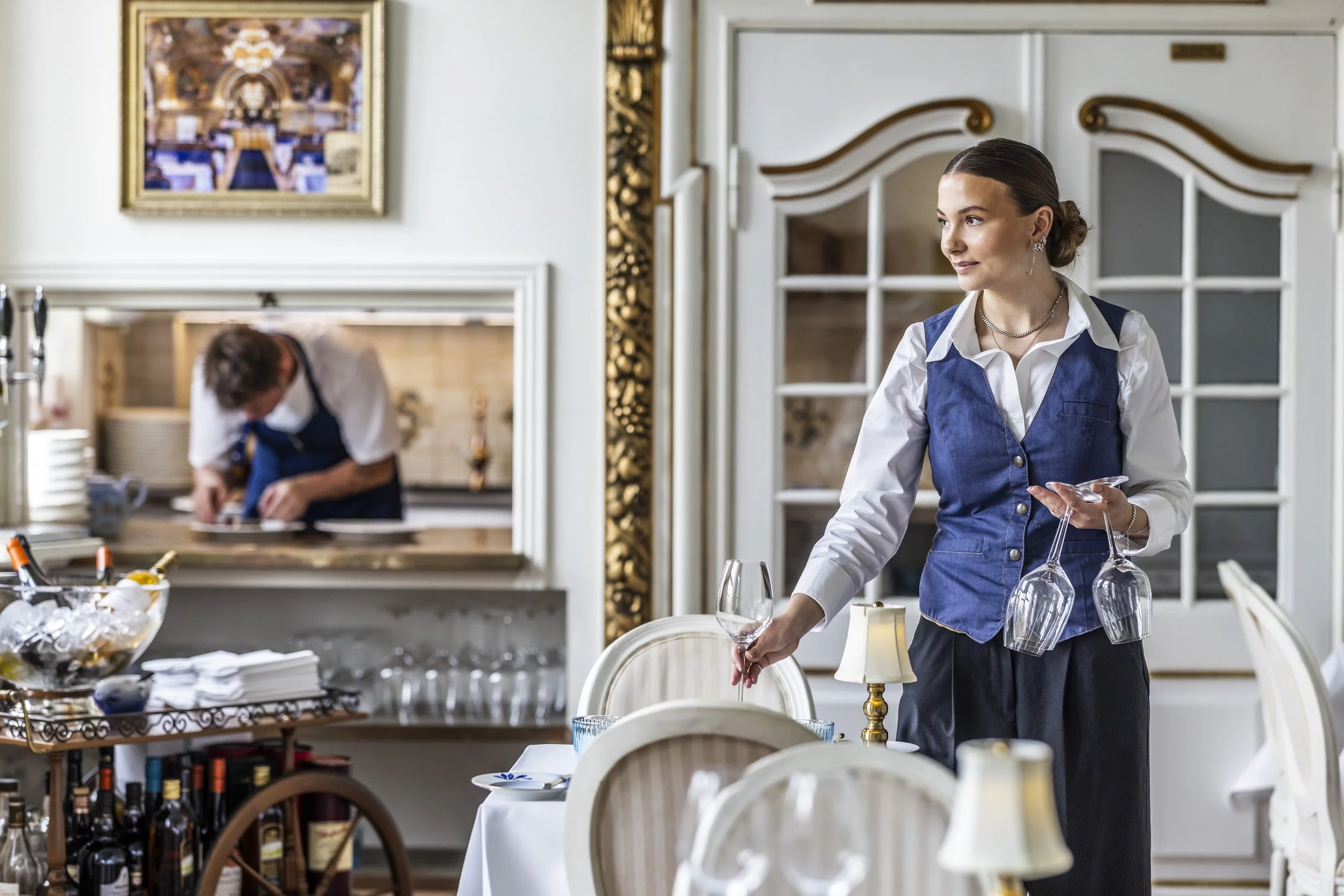 Tjener i forklæde Boutique Hotel Postgården restaurant service