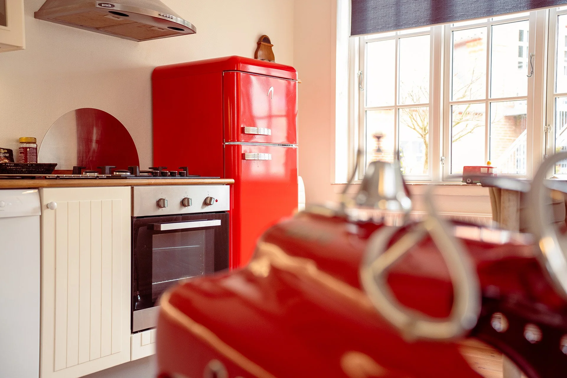 Rød retro køleskab, komfur, vintage brandmandsbil detalje