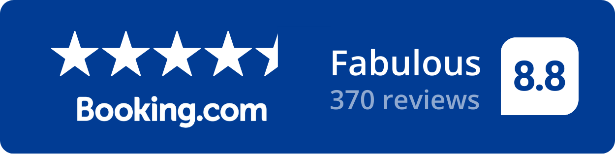 Billedet viser en anmeldelsesbanner fra Booking.com med fem stjerner, en vurdering på 8.8, 370 anmeldelser og teksten "Fabulous".