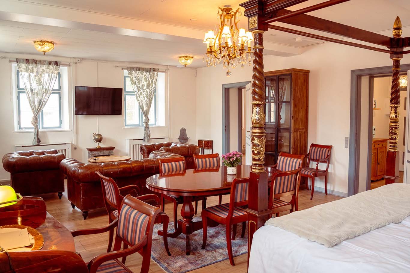 Grand Suite overblik, forgyldt himmelseng, spisebord, lysekrone