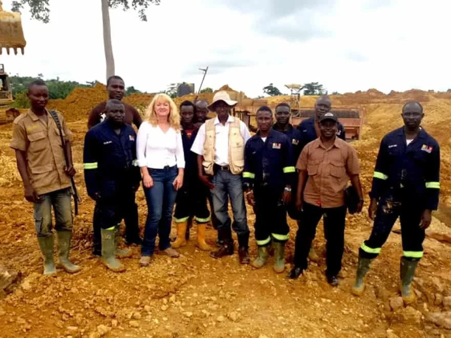 Suzette med afrikanske arbejdere på byggeplads, Afrika eventyr