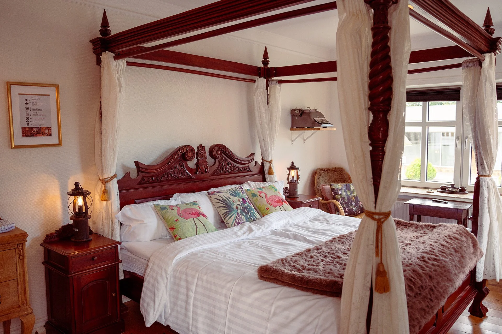 Himmelseng mahogni hvide gardiner blomstrede puder lygte