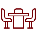 Et bord med to stole ved siden af.