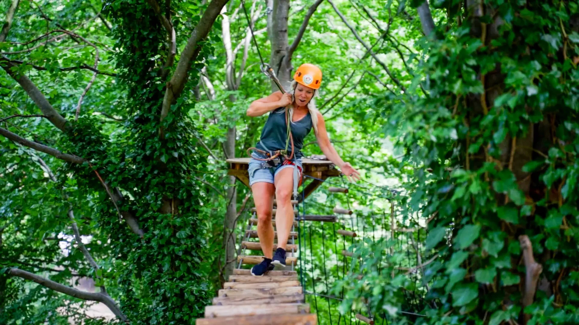 GoMonkey Klatrepark, kvinde på zipline, skovaktivitet