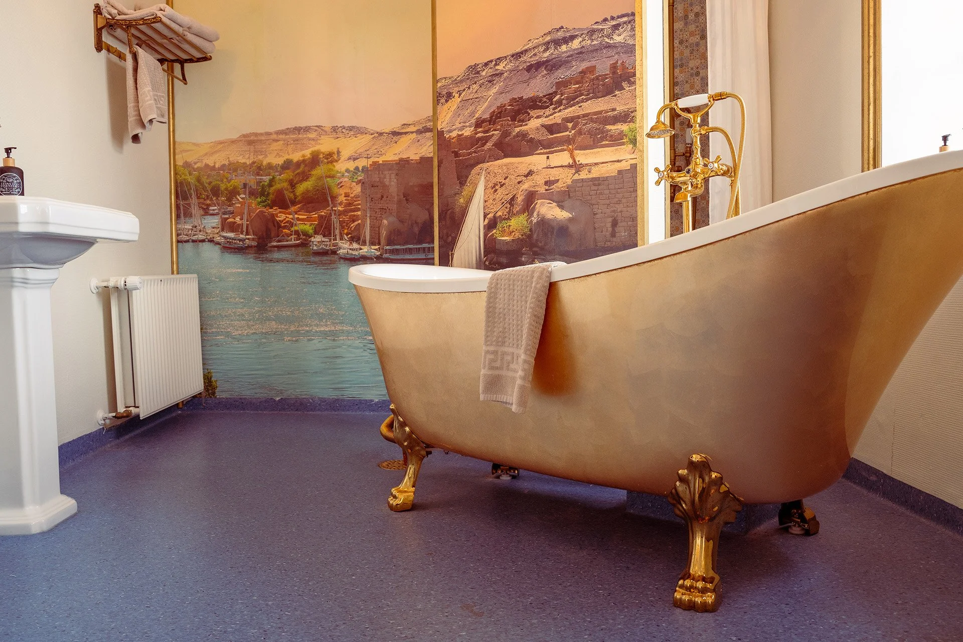 Gyldent fritstående badekar, Nil-fotografi, luksuriøst badeværelse