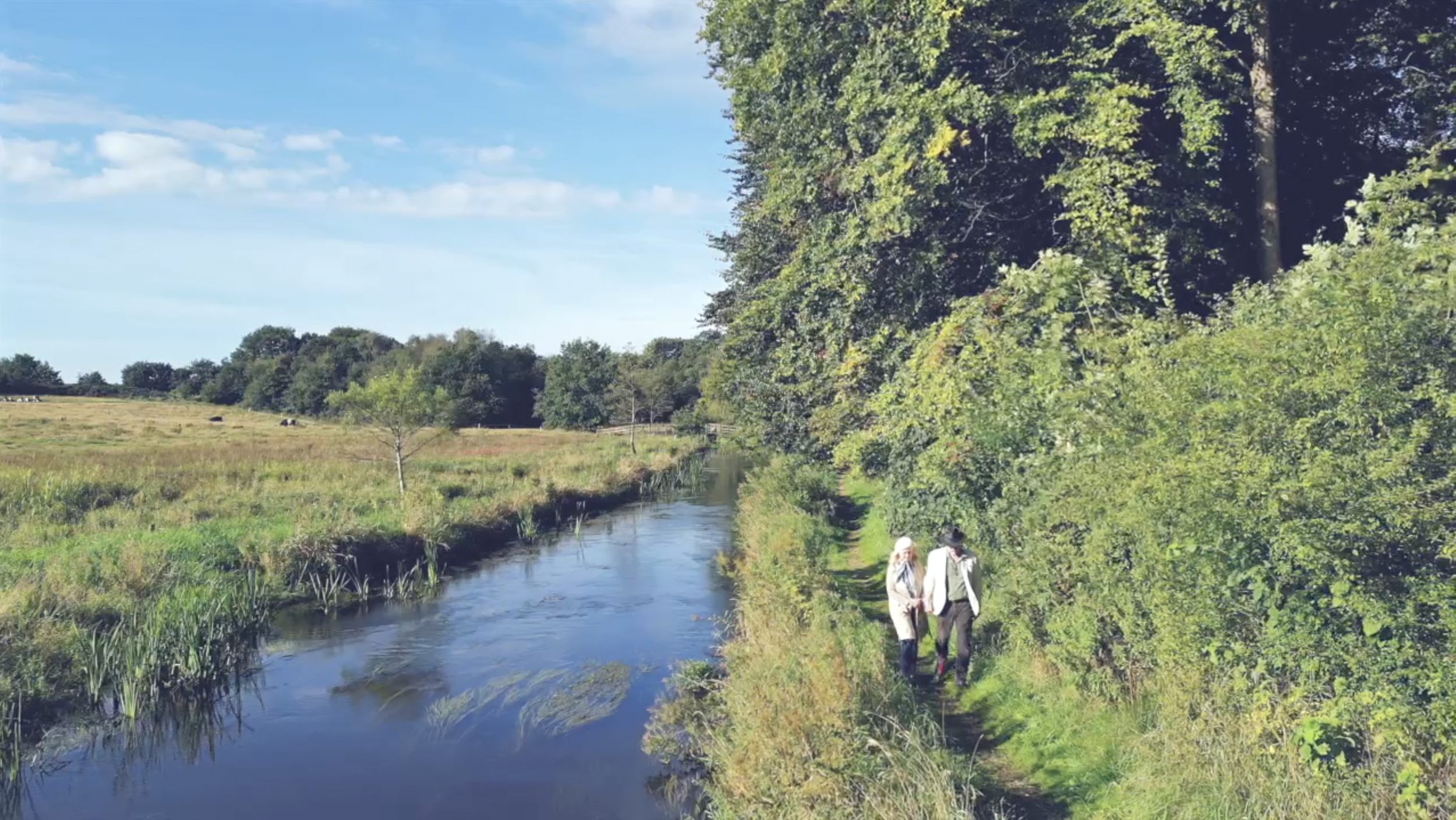 Par vandrer langs å natursti Holsted Sydjylland