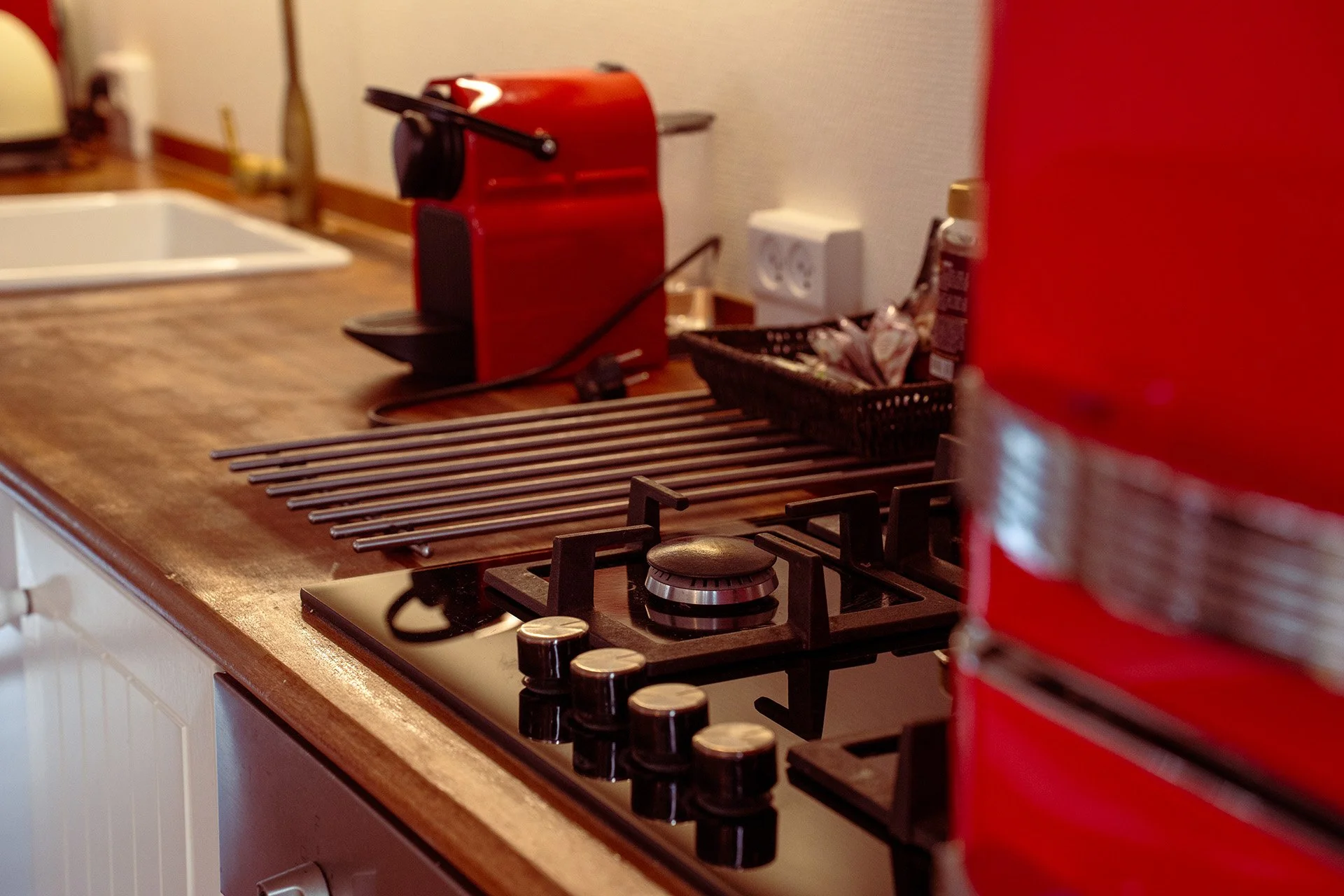 Gaskomfur, Nespresso, rød køleskab, træbordplade