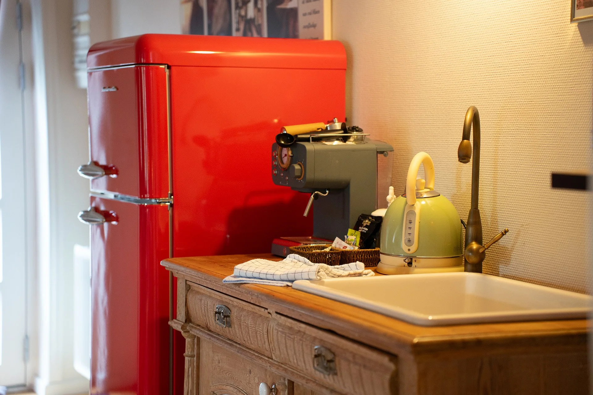 Rød retro køleskab, kaffemaskine, vintage køkkenskab