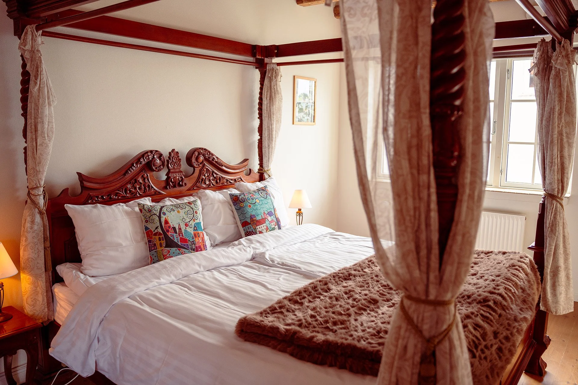 Udskåret himmelseng med hvidt sengetøj, Cockpit Suite