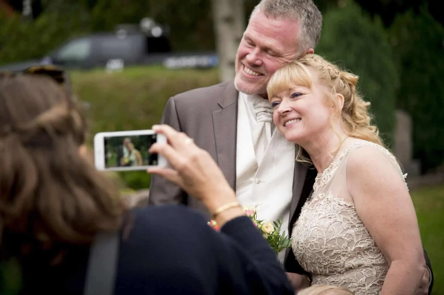 Suzette og Bjarne smilende bryllupsdag, ejerne bag Boutique Hotel Postgården