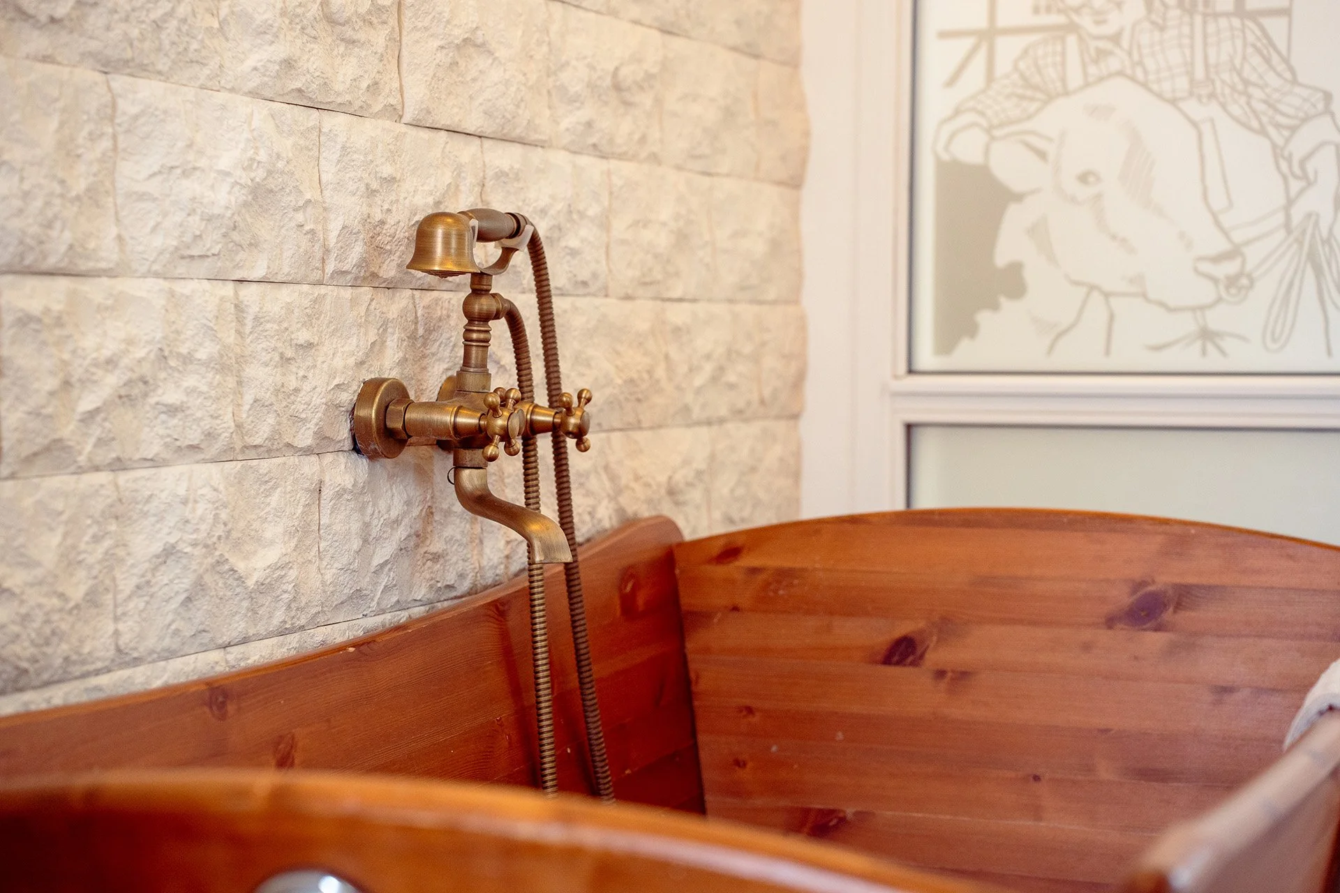 Træbadekar kobber armatur hvid flisevæg badeværelse