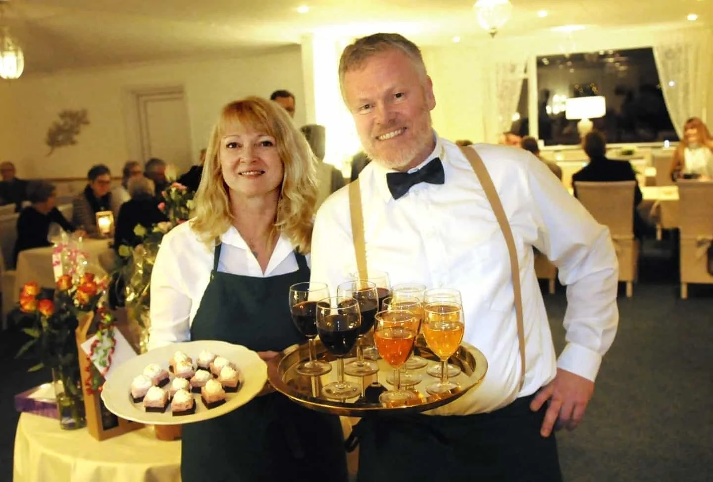 Suzette og Bjarne serverer vin og champagne, gæstfrit værtskab, Postgården