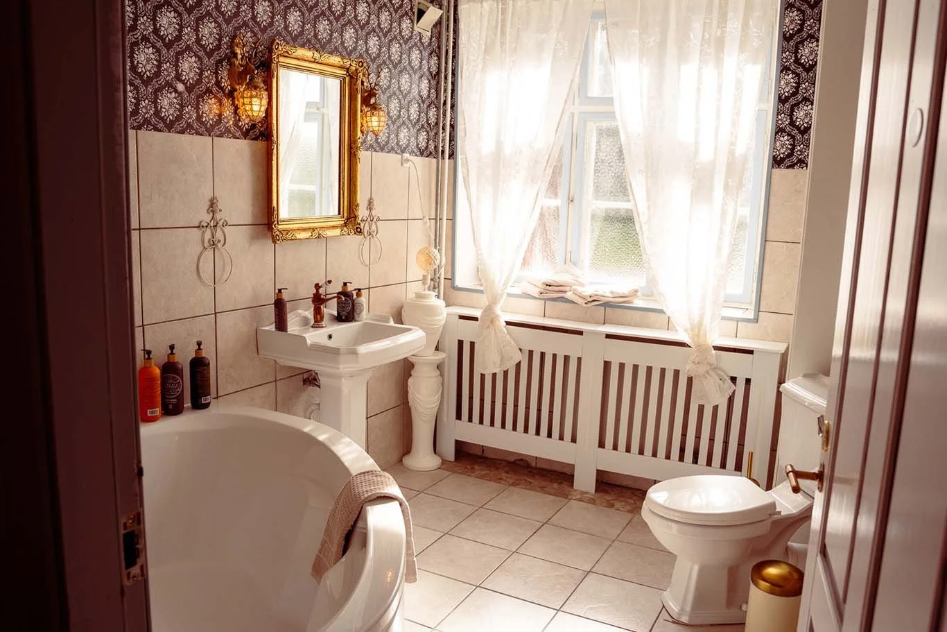 Badeværelse, badekar, håndvask, flisevæg