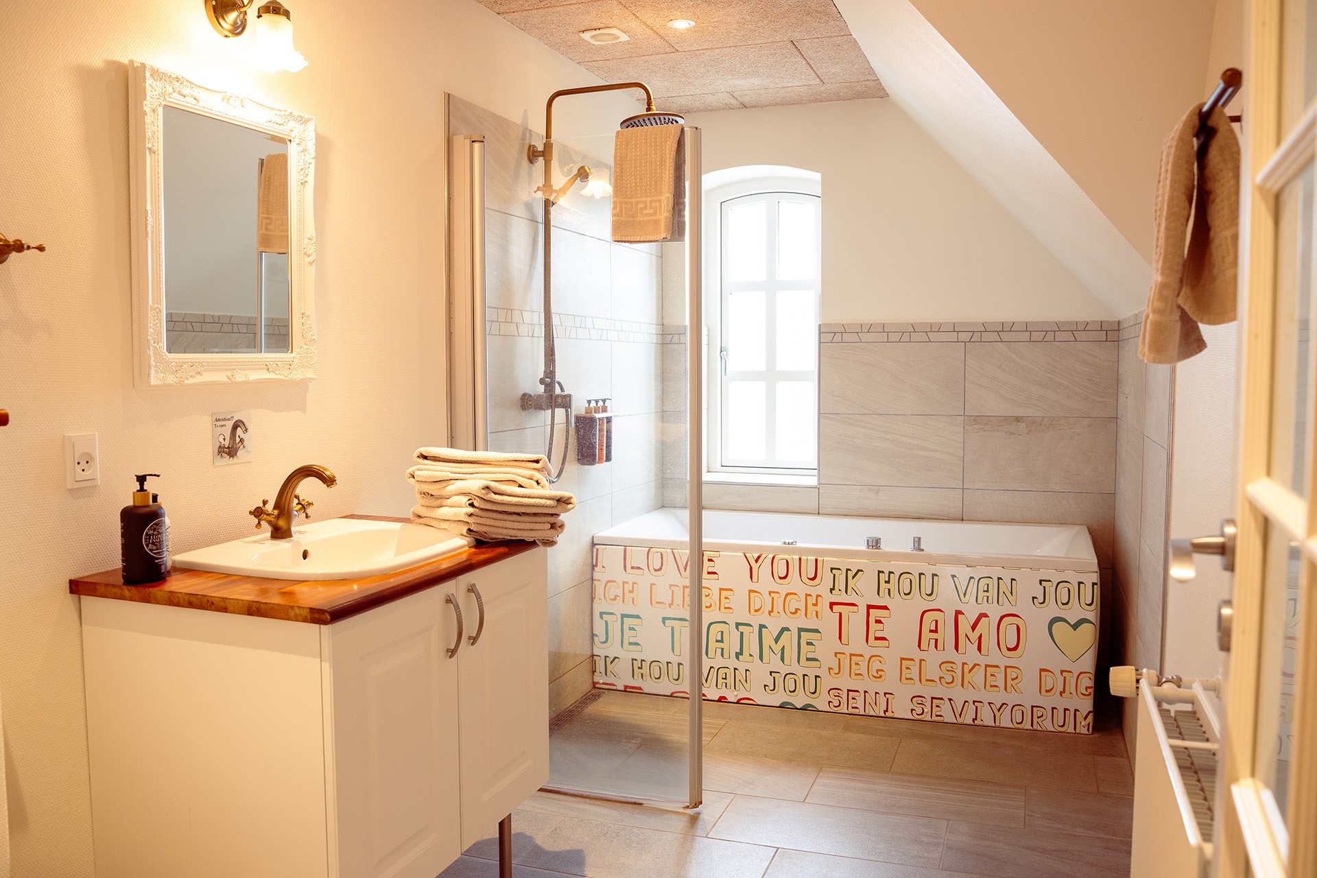 Badeværelse med kærlighedscitater, håndvask, bruseniche