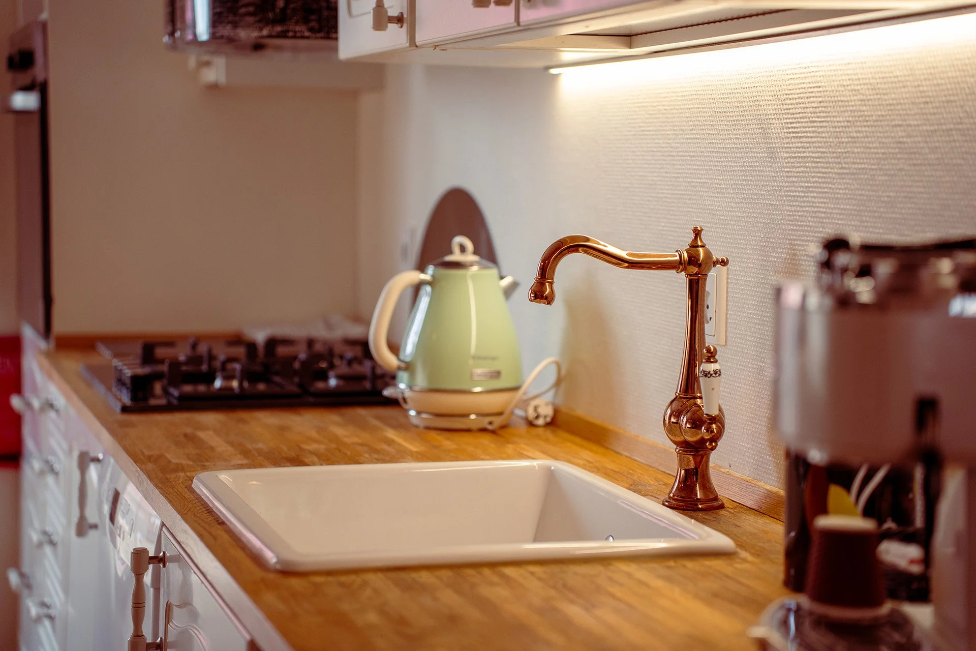 Tekøkken træbordplade kobber armatur vand kedel