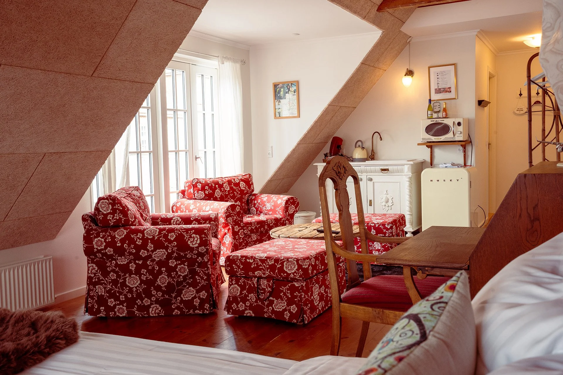 Luftkaptajnens Cockpit Suite lounge rød mønster Boutique Hotel Postgården