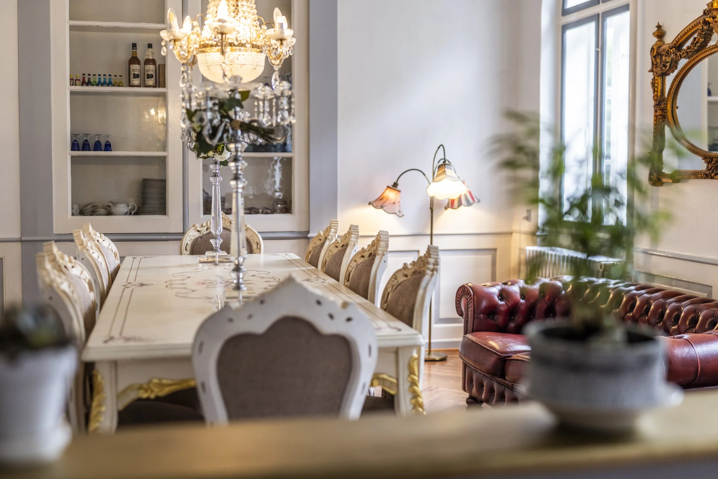 Spisestue med antik lysekrone chesterfield sofa Boutique Hotel Postgården