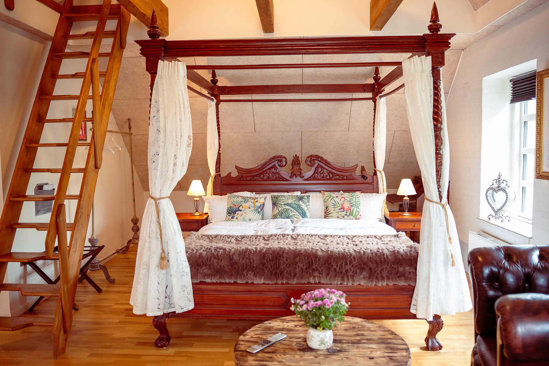 Himmelseng, loftsstige, hjertespejl, Chesterfield lænestol