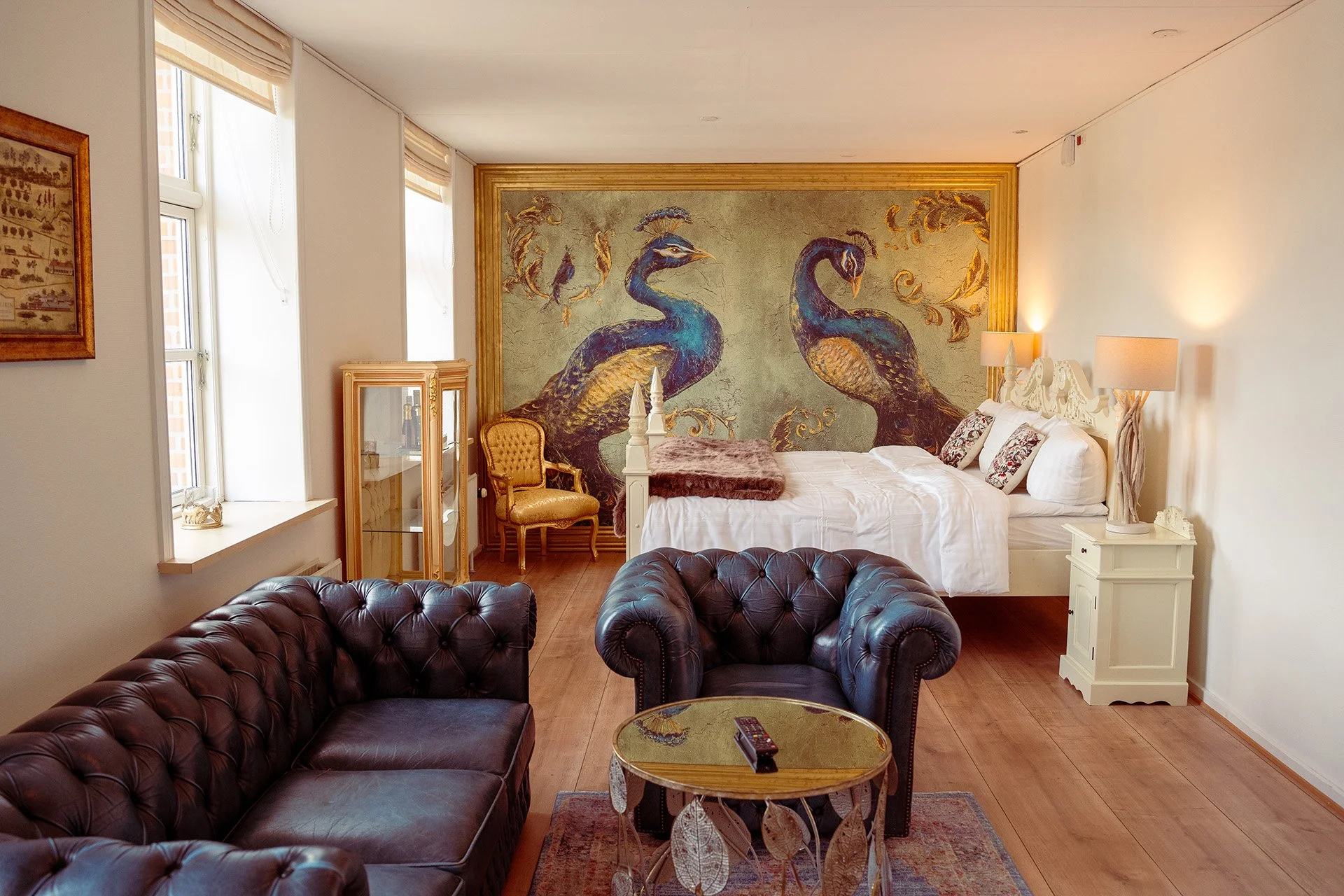 Den Blaa Nil overblik, Chesterfield sofa, påfugl maleri, himmelseng