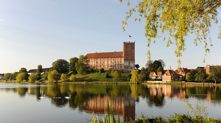 Koldinghus slot spejlet i sø, historisk dansk slot