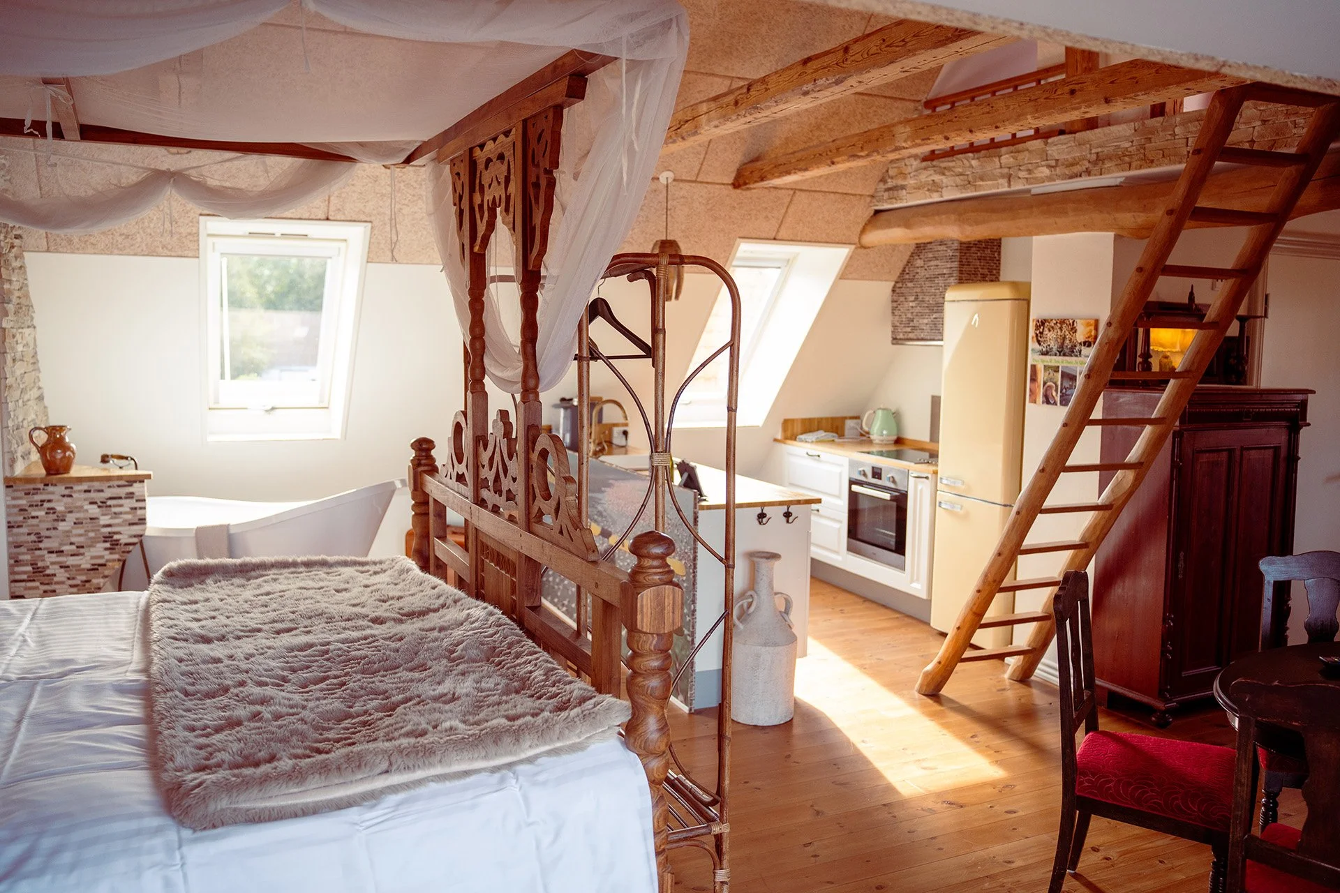 Penthouse overblik, himmelseng, fritstående badekar, loftsstige, køkken