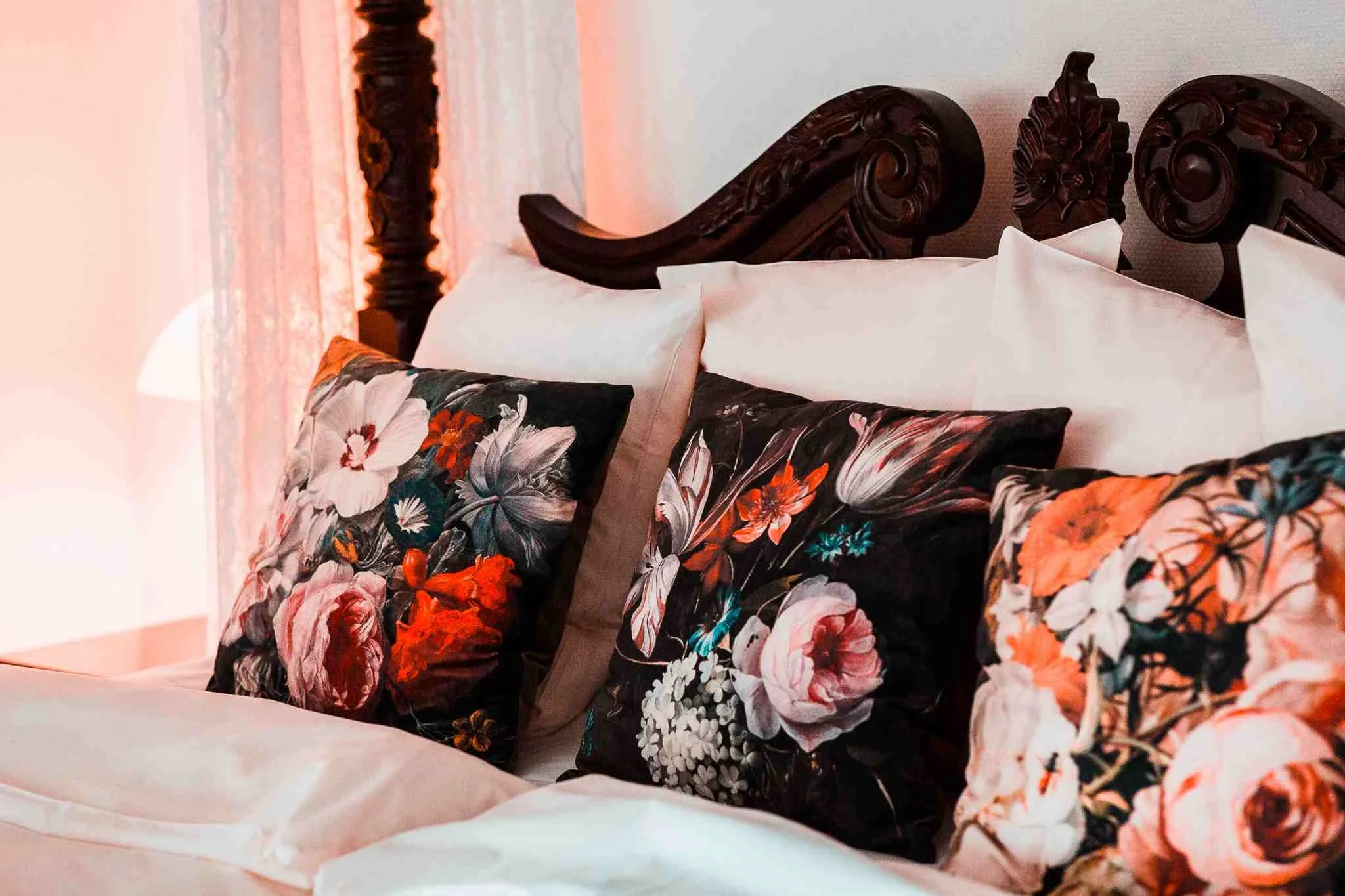 Frk Kirks Boghandel suite blomstrede puder mahogni Boutique Hotel Postgården