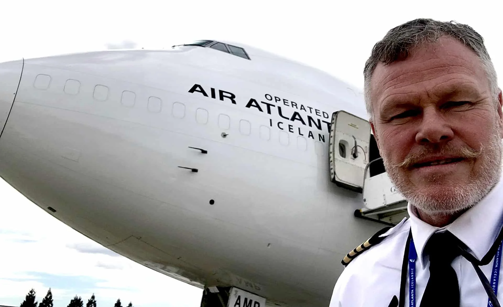 Bjarne i pilot uniform foran Air Atlanta fly, 747-kaptajn karriere