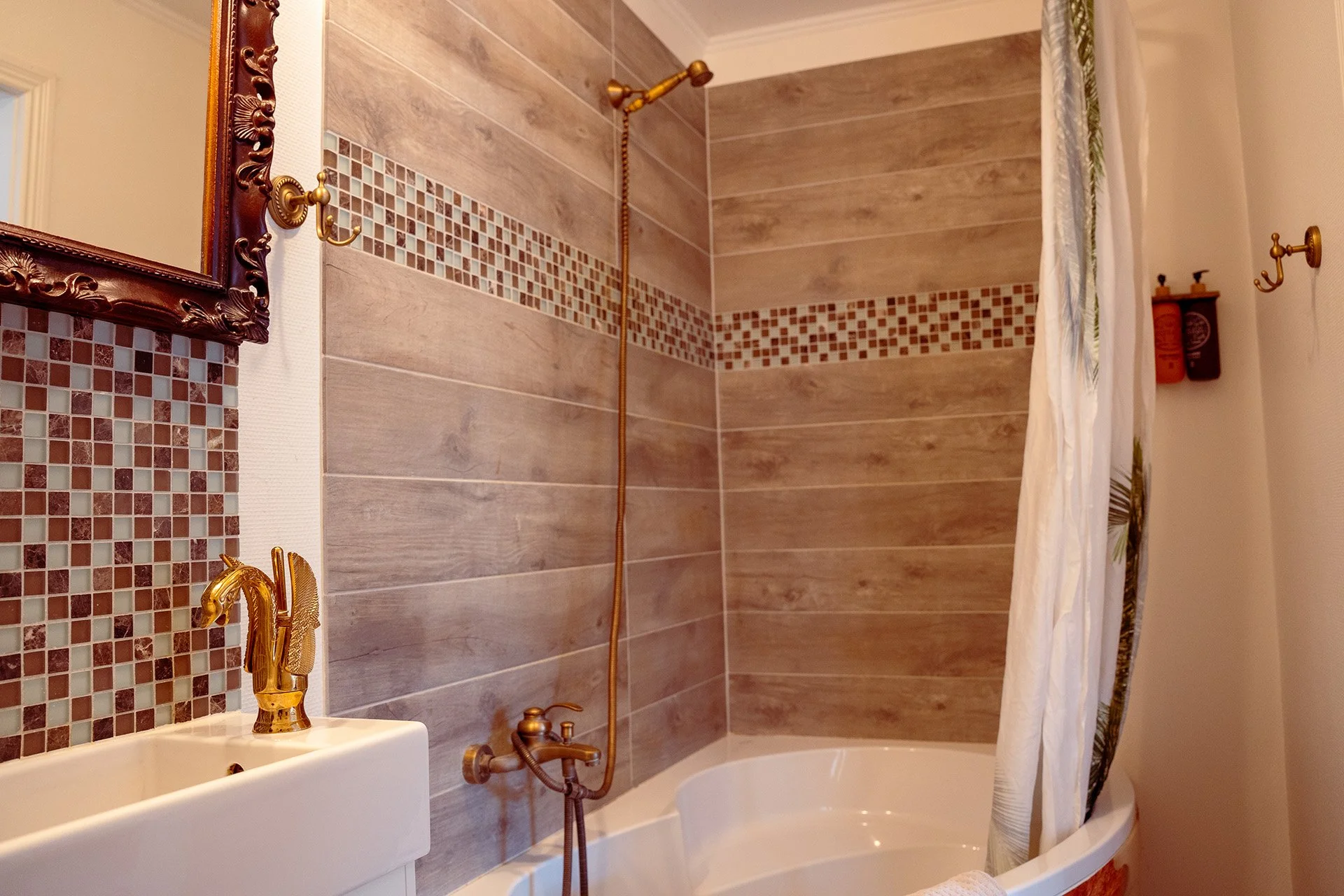 Badeværelse træfliser mosaik bruseniche guldfarvet armatur