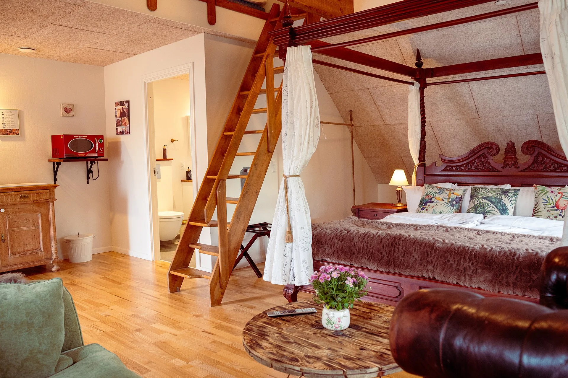 Suite overblik, himmelseng, loftsstige, rød køleskab