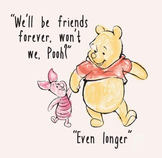 Zeichnung von Winnie Puuh und Freunde, die Hand in Hand gehen, mit einem Zitat: "We'll be friends forever, won't we, Pooh?" und der Antwort: "Even longer".
