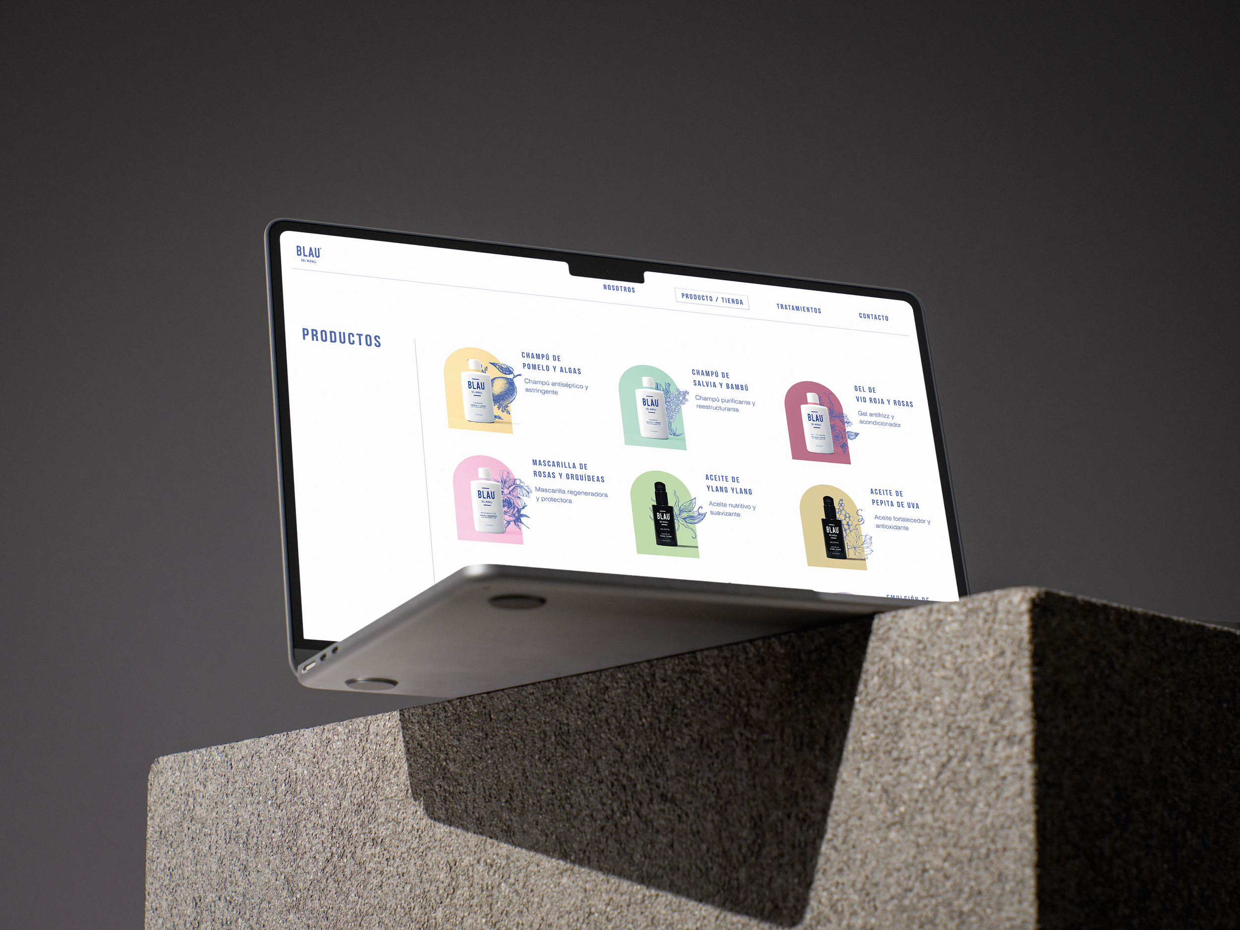 Pantalla de computadora portátil mostrando productos de cuidado personal, con etiquetas coloridas y nombres en español, sobre un pedestal de piedra contra fondo oscuro.