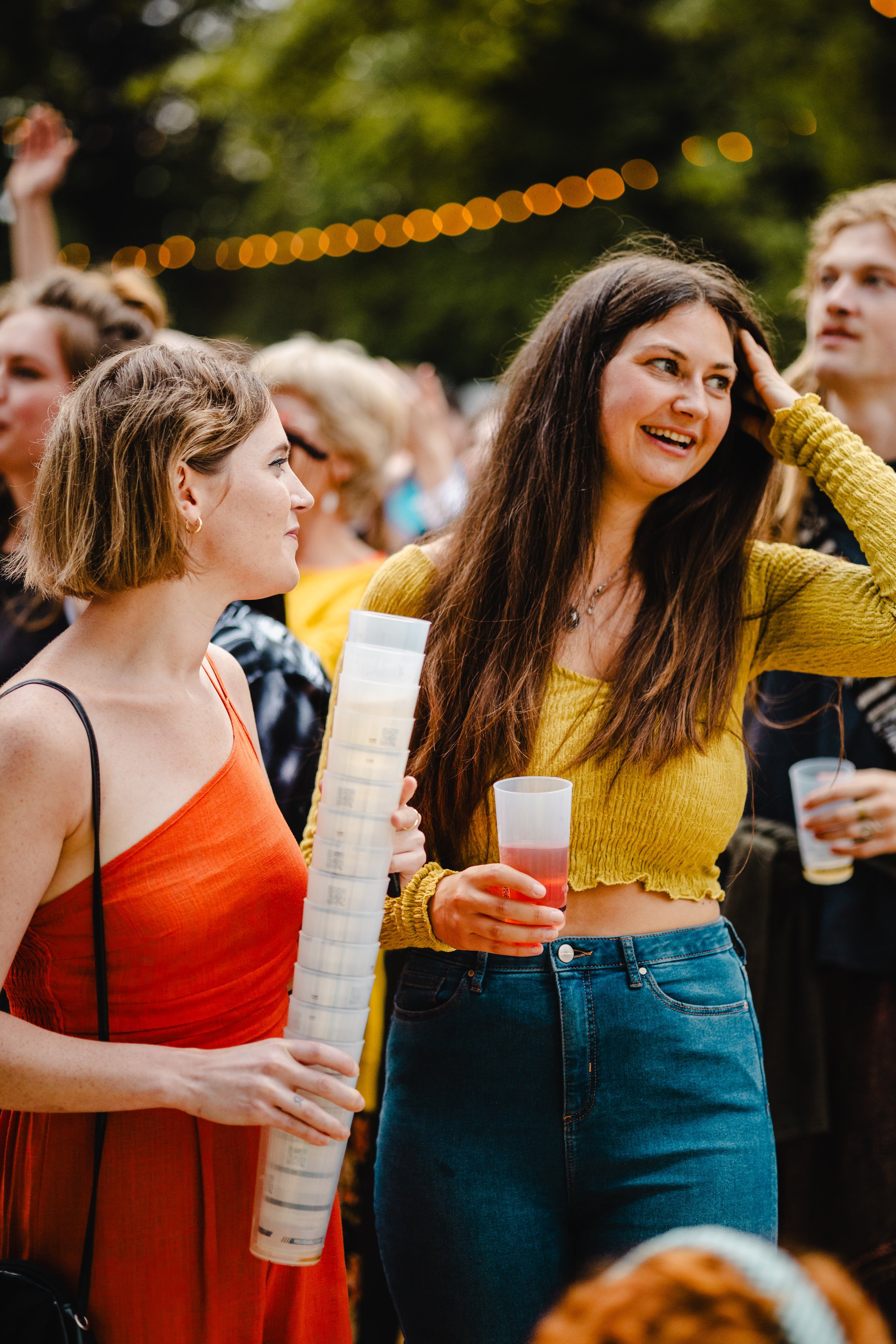 Dansende mensen op Feest in't Park