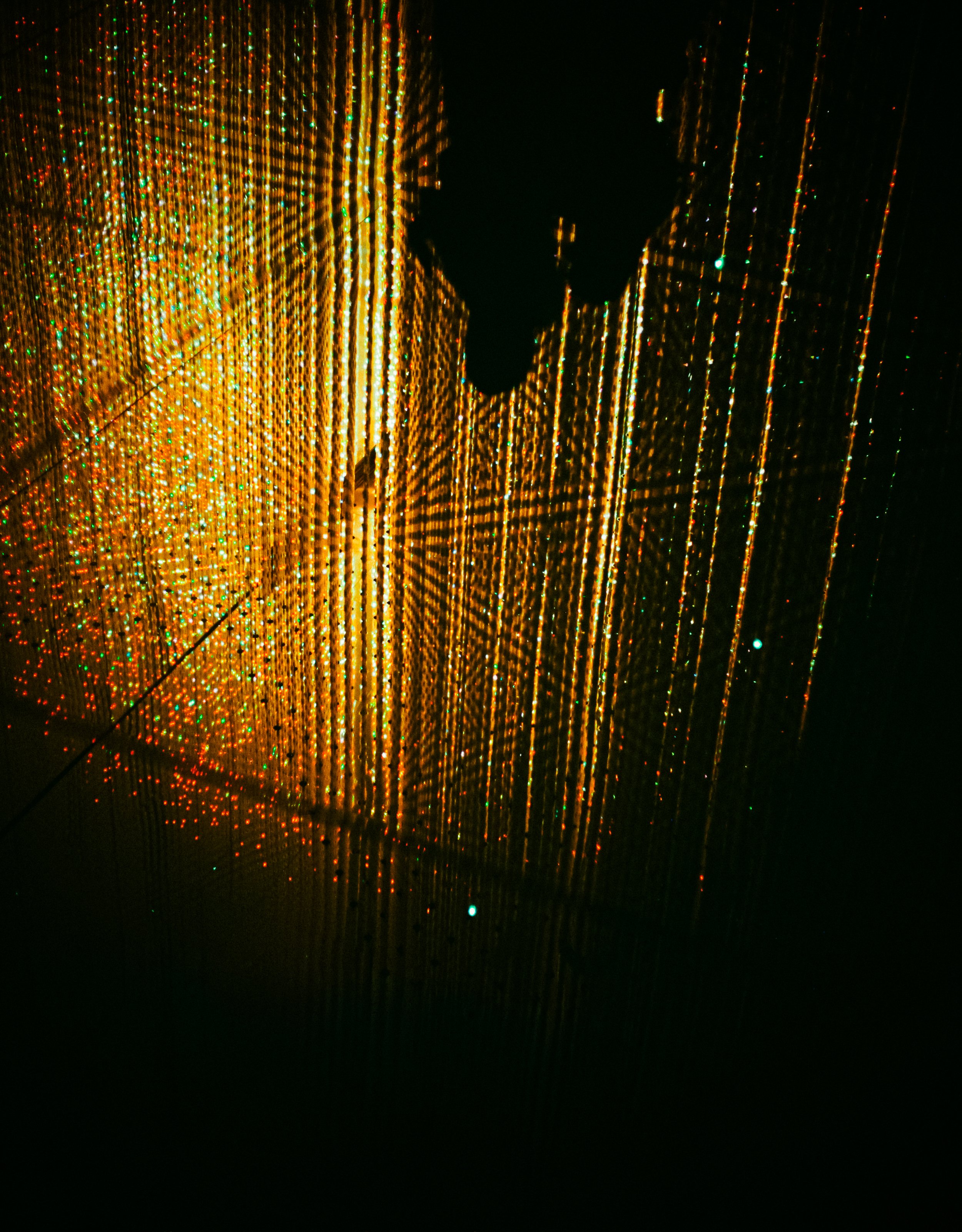 Kleurrijke lichtinstallatie met LED-lampen die een geometrisch patroon vormen.