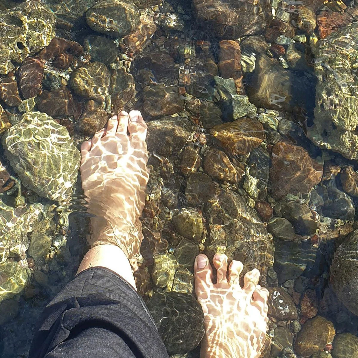 Fødder får lov at finde vejen hjem til din kerne, ved at hjælpe dine sanser mærke naturen.