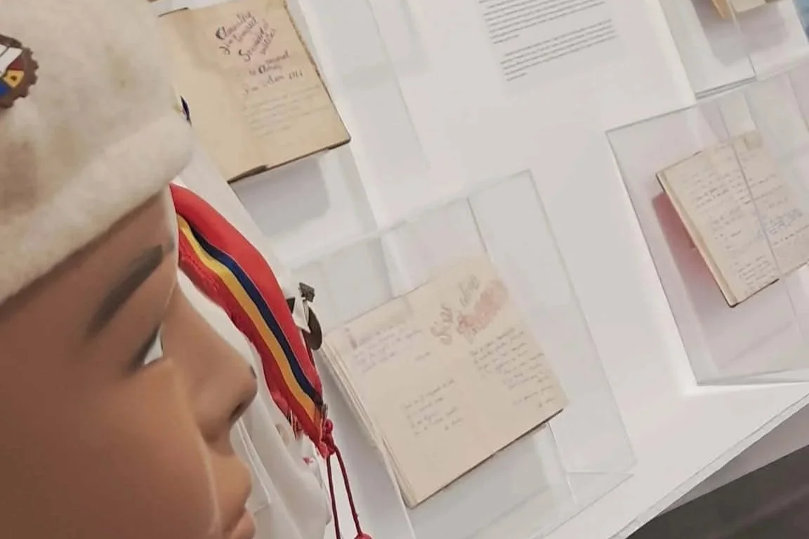 „Oracolul - Capsula de Hârtie”, expoziție de oracole, jurnale, caiete de amintiri, la Muzeul Copilăriei în Comunism
