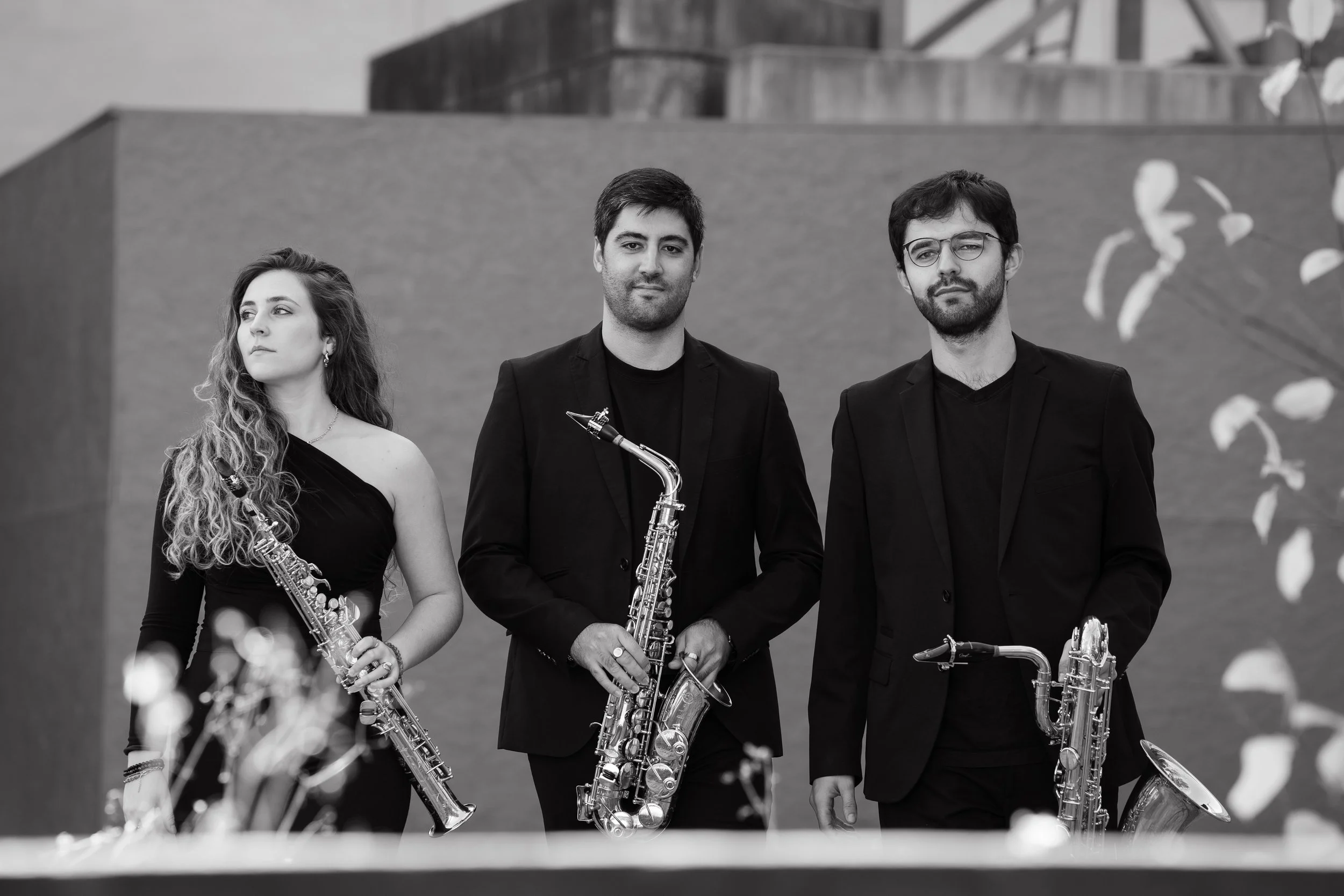 A-Delta Trio posando para una foto con saxofónes