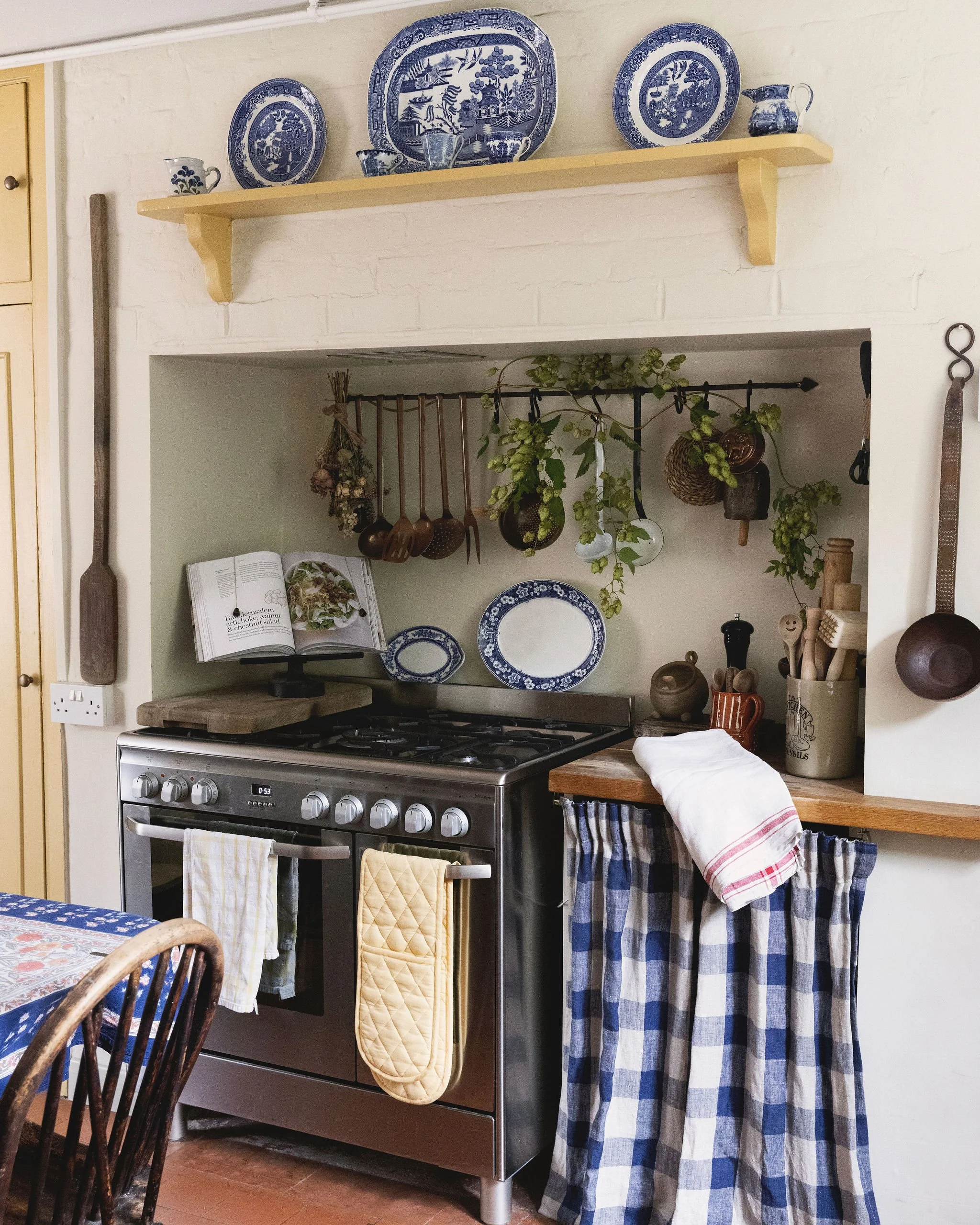 Country kitchen design butter yellow