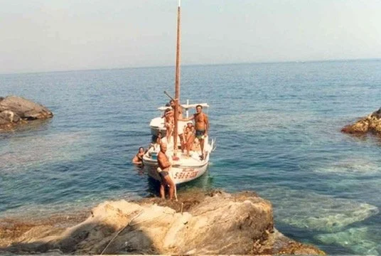 Vintage photograph of the wooden boat Bellamar sailing the Mediterranean waters of Cadaqués.
