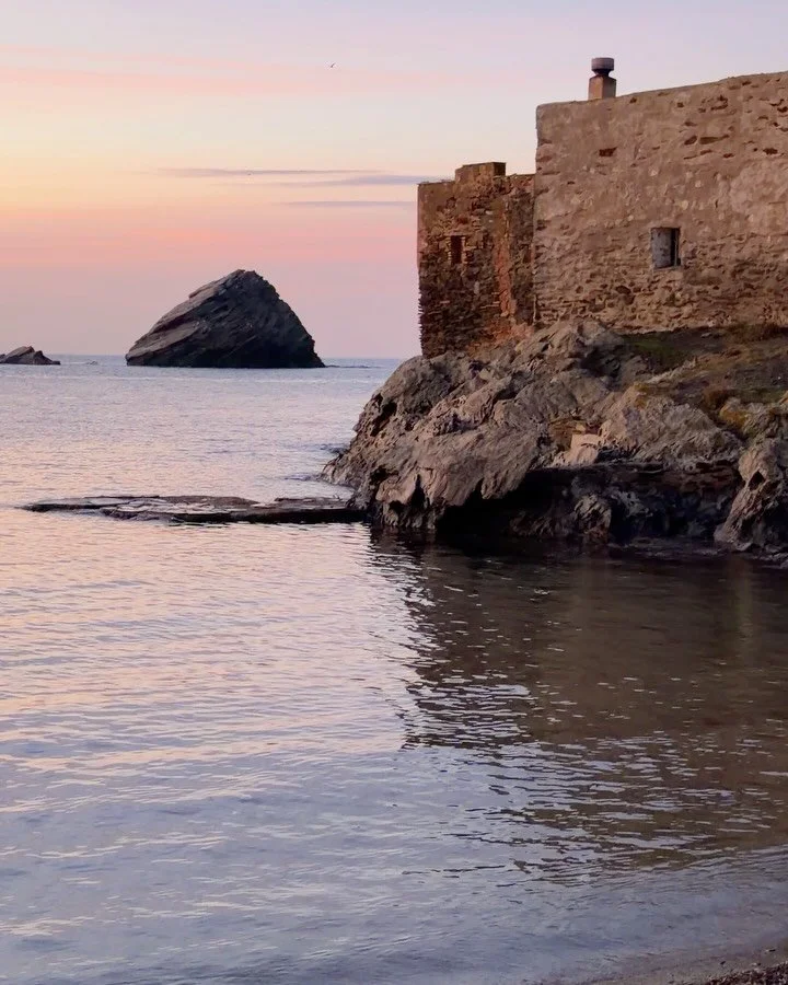 Sunrise in Cadaqu&eacute;s in January ☀️🌊✨is ever more magical? 🥹

Reserve your boat trip and tour this magic ✨