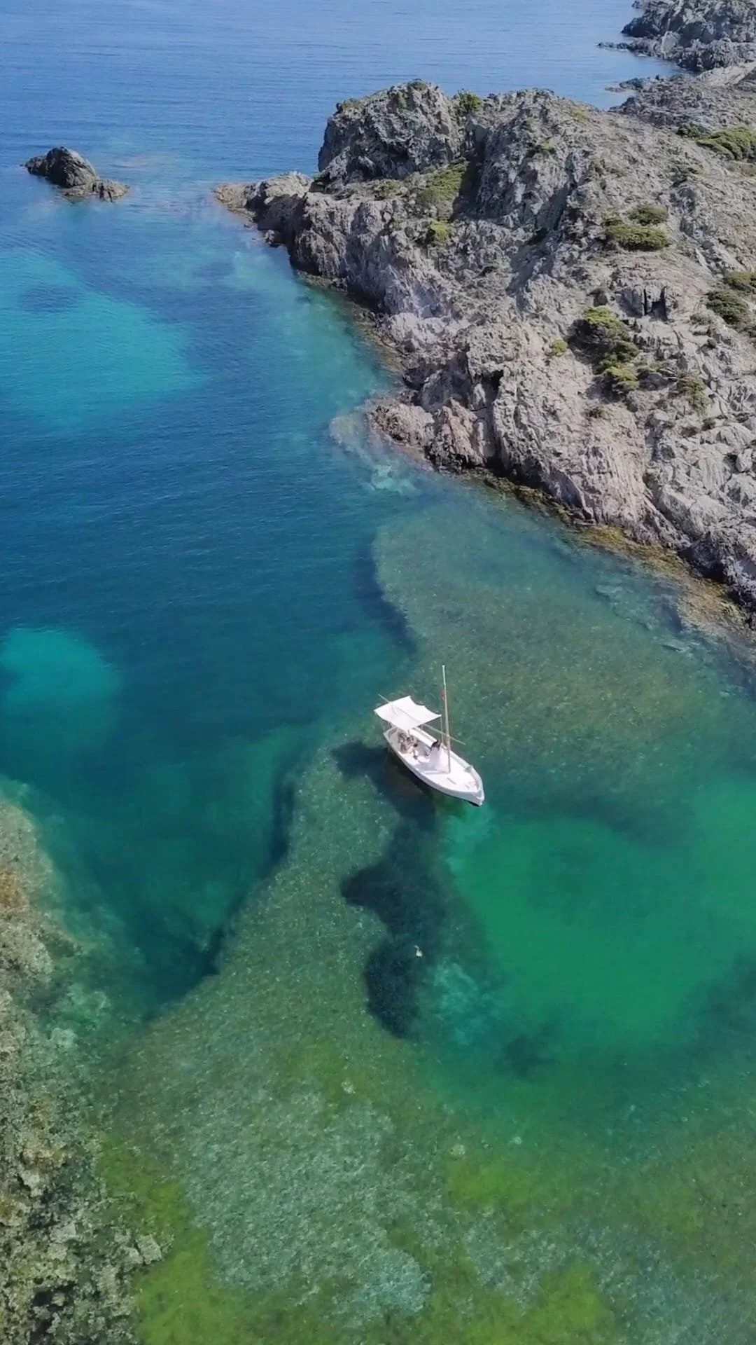 arial view of boat tour in cadaques cap de creus