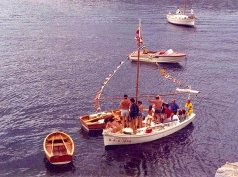 Voyage of the handcrafted boat Bellamar near Port Lligat.
