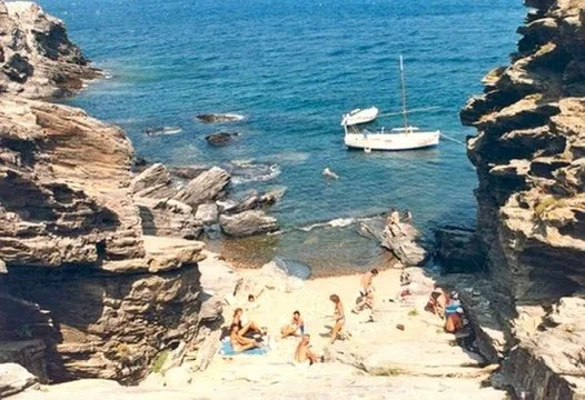 Historical image of the 1931 boat Bellamar navigating the hidden coves of Cap de Creus