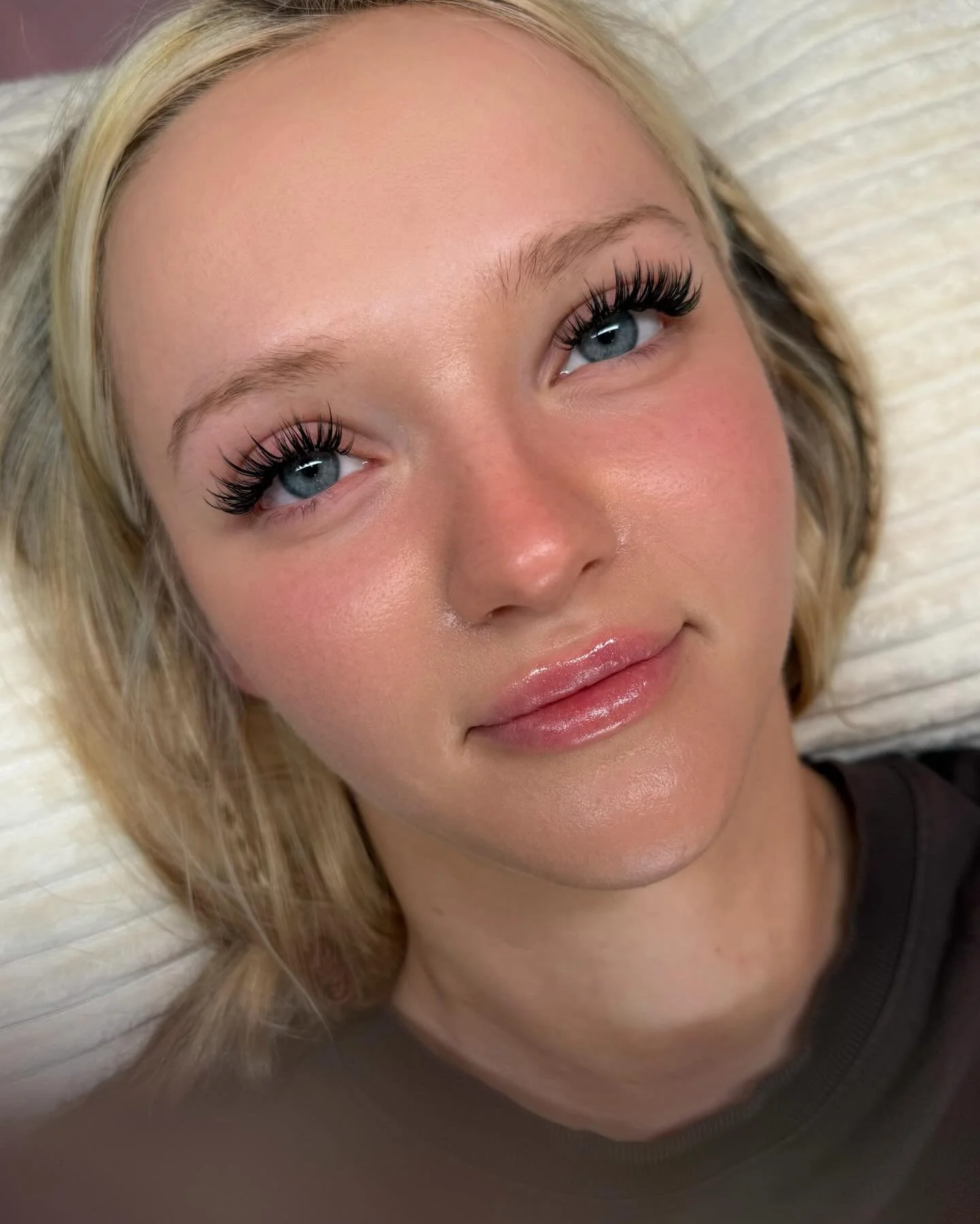 𝗗𝗿𝗮𝗺𝗮𝘁𝗶𝗰 𝗪𝗶𝘀𝗽𝘆 - Book this set for your Glam day-to-night✨

by Senior Artist Pitchi 🩵

#lash #lashextensions #bangkoklash #lashextensionsbangkok #ต่อขนตา